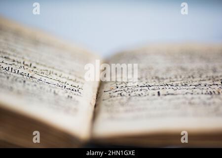 Wiederherstellung alter arabischer Papiere im Wissenschaftslabor. Papierkonservierung und -Restaurierung. Arabische Buchstaben auf Papier Stockfoto