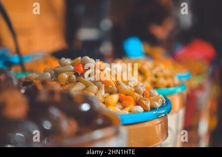 Eingelegter würziger Mini-Pfeffer jalapeno in der Schüssel auf dem Markt Stockfoto