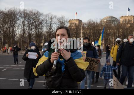 Berlin, Deutschland. 13th. Februar 2022. Ukrainer nehmen am 13. Februar 2022 an einer Kundgebung in Berlin Teil. Die Demonstranten protestierten gegen eine mögliche Eskalation der Spannungen zwischen Russland und der Ukraine. Die USA warnen vor einer ‘eindeutigen Möglichkeit', dass Russland innerhalb weniger Tage in die Ukraine einmarschieren wird. Infolgedessen sagten die Vereinigten Staaten und ihre Verbündeten ihren Bürgern, dass sie die Ukraine sofort verlassen sollten. (Foto: Michael Kuenne/PRESSCOV/Sipa USA) Quelle: SIPA USA/Alamy Live News Stockfoto