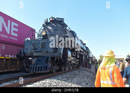 Die Union Pacific 'Big Boy' 4014-Lokomotive hält wegen Wartungsarbeiten in Niland, Kalifornien, an. Stockfoto