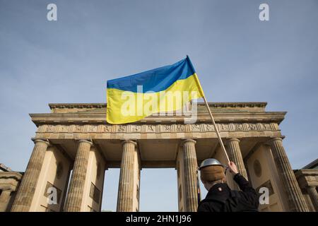 Berlin, Deutschland. 13th. Februar 2022. Ukrainer nehmen am 13. Februar 2022 an einer Kundgebung in Berlin Teil. Die Demonstranten protestierten gegen eine mögliche Eskalation der Spannungen zwischen Russland und der Ukraine. Die USA warnen vor einer ‘eindeutigen Möglichkeit', dass Russland innerhalb weniger Tage in die Ukraine einmarschieren wird. Infolgedessen sagten die Vereinigten Staaten und ihre Verbündeten ihren Bürgern, dass sie die Ukraine sofort verlassen sollten. (Foto: Michael Kuenne/PRESSCOV/Sipa USA) Quelle: SIPA USA/Alamy Live News Stockfoto