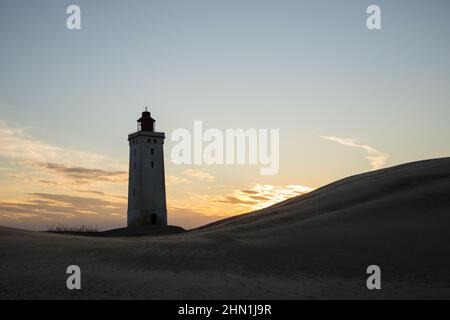Sonnenuntergang vor dem Leuchtturm Rubjerg Knude in Nordjütland (Dänemark) Stockfoto