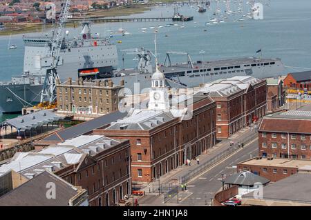 Luftaufnahme der denkmalgeschützten Gebäude, in denen sich das National Museum of the Royal Navy befindet, Teil der historischen Hafenanlage von Portsmouth innerhalb des Marinestützpunktes HM, Portsmouth, Hampshire, England, Großbritannien. Stockfoto