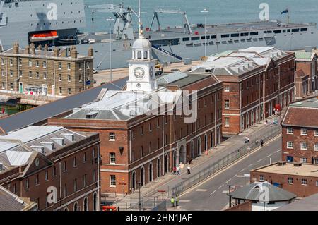 Luftaufnahme der denkmalgeschützten Gebäude, in denen sich das National Museum of the Royal Navy befindet, Teil der historischen Hafenanlage von Portsmouth innerhalb des Marinestützpunktes HM, Portsmouth, Hampshire, England, Großbritannien. Stockfoto