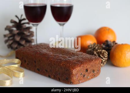 Gekochter Obstkuchen mit Orangensaft. Einfacher Obstkuchen ohne Alkohol. Hergestellt aus trockenen, in Orangensaft gekochten Früchten. Aufgenommen auf weißem Hintergrund entlang WIT Stockfoto