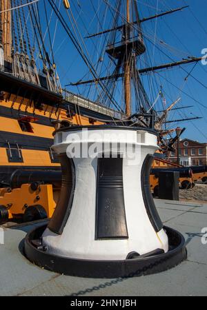 Eine Hafenanlage in der historischen Hafenanlage von Portsmouth mit HMS Victory im Hintergrund, RN Naval Base, Portsmouth, Hampshire, England, VEREINIGTES KÖNIGREICH Stockfoto