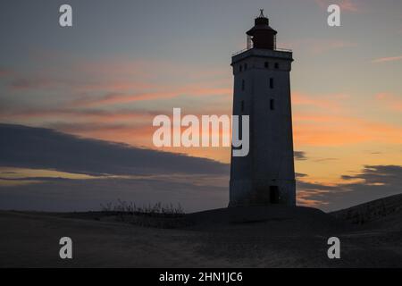Sonnenuntergang vor dem Leuchtturm Rubjerg Knude in Nordjütland (Dänemark) Stockfoto