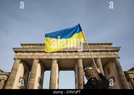 Berlin, Deutschland. 13th. Februar 2022. Ukrainer nehmen am 13. Februar 2022 an einer Kundgebung in Berlin Teil. Die Demonstranten protestierten gegen eine mögliche Eskalation der Spannungen zwischen Russland und der Ukraine. Die USA warnen vor einer „˜eindeutigen Möglichkeit“, dass Russland innerhalb weniger Tage in die Ukraine einmarschieren wird. Infolgedessen sagten die Vereinigten Staaten und ihre Verbündeten ihren Bürgern, dass sie die Ukraine sofort verlassen sollten. (Bild: © Michael Kuenne/PRESSCOV via ZUMA Press Wire) Bild: ZUMA Press, Inc./Alamy Live News Stockfoto