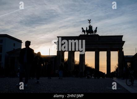 Berlin, Deutschland. 13th. Februar 2022. Hinter dem Brandenburger Tor geht die Sonne unter. Quelle: Christophe Gateau/dpa/Alamy Live News Stockfoto