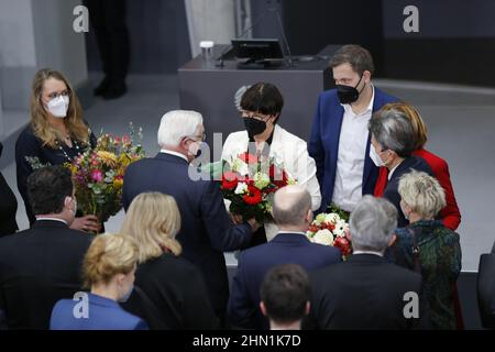 02/13/2022, Berlin, Deutschland, Frank-Walter Steinmeier erneut zum Bundespräsidenten gewählt. Der amtierende Dr. Frank-Walter Steinmeier, die Linke, hat den Mainzer Hausarzt und Notarzt Dr. Gerhard Trabert nominiert, die AfD hat den Ökonomen und Publizisten Prof. Dr. Max Otte entnominiert, die Astrophysikerin Dr. Stefanie Gebauer von den Freien Wählern als Kandidat nominiert. Die Bundesversammlung besteht aus allen Mitgliedern des Bundestages und der gleichen Anzahl von Abgeordneten, die von den Parlamenten der Bundesländer gewählt werden. Stockfoto