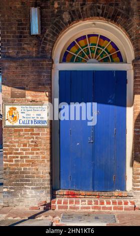 Bourbon Street Schild und blaue Tür im New Orleans French Quarter, Louisiana, USA. Stockfoto