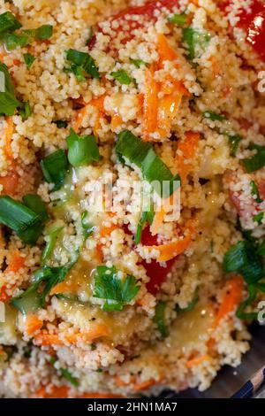 Tabule Salat mit Minze, Pfeffersizen und Gewürzen Stockfoto
