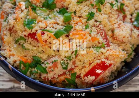 Tabule Salat mit Minze, Pfeffersizen und Gewürzen Stockfoto