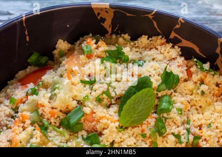 Tabule Salat mit Minze, Pfeffersizen und Gewürzen Stockfoto