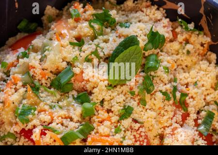Tabule Salat mit Minze, Pfeffersizen und Gewürzen Stockfoto