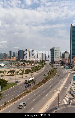 Luanda Angola - 10 13 2021: Luftaufnahme der Innenstadt von Luanda, Bucht, Cabo Island und Hafen von Luanda, marginale und zentrale Gebäude, in Angola Stockfoto