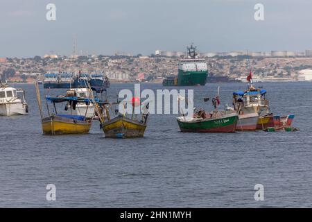 Luanda Angola - 10 13 2021: Blick auf Fischerboote an der Küste der Stadt Luanda, Luanda Bay, mit Hafen von Luanda, Transportschiffe und Container in der Stockfoto