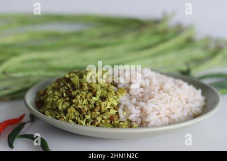 Lange Bohnen und gekochter Mungthoran. Eine vegetarische Beilage aus kerala-Gerichten mit langen Bohnen und gekochtem Moong-Stier, gebraten mit gewürzter Kokosnuss. Serviert Stockfoto