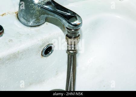 Überprüfung des Wasserzählers. An den Wasserhahn ist ein flexibler Wasserschlauch angeschlossen. Wassersparendes Konzept. Stockfoto