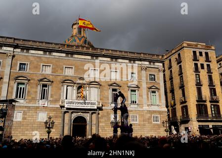 Spanien. 13th. Februar 2022. Die traditionellen Castellers-Aufführungen finden anlässlich der Feierlichkeiten zu Saint Eulalia am 13. Februar 2022 auf dem Sant Jaume-Platz in Barcelona, Spanien, statt. Die Castellers sind traditionelle katalanische Menschentürme aus dem 18th. Jahrhundert, die normalerweise während Feierlichkeiten und Feierlichkeiten in der spanischen Region Katalonien errichtet werden. (Foto von Davide Bonaldo/Sipa USA) Quelle: SIPA USA/Alamy Live News Stockfoto