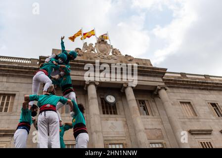 Spanien. 13th. Februar 2022. Die traditionellen Castellers-Aufführungen finden anlässlich der Feierlichkeiten zu Saint Eulalia am 13. Februar 2022 auf dem Sant Jaume-Platz in Barcelona, Spanien, statt. Die Castellers sind traditionelle katalanische Menschentürme aus dem 18th. Jahrhundert, die normalerweise während Feierlichkeiten und Feierlichkeiten in der spanischen Region Katalonien errichtet werden. (Foto von Davide Bonaldo/Sipa USA) Quelle: SIPA USA/Alamy Live News Stockfoto