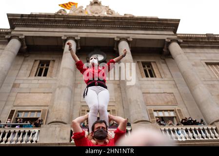 Spanien. 13th. Februar 2022. Die traditionellen Castellers-Aufführungen finden anlässlich der Feierlichkeiten zu Saint Eulalia am 13. Februar 2022 auf dem Sant Jaume-Platz in Barcelona, Spanien, statt. Die Castellers sind traditionelle katalanische Menschentürme aus dem 18th. Jahrhundert, die normalerweise während Feierlichkeiten und Feierlichkeiten in der spanischen Region Katalonien errichtet werden. (Foto von Davide Bonaldo/Sipa USA) Quelle: SIPA USA/Alamy Live News Stockfoto