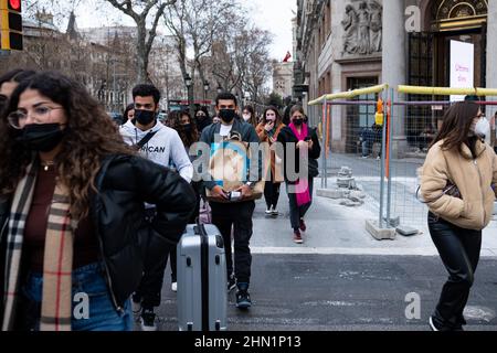 Spanien. 12th. Februar 2022. Menschen mit Einkaufstaschen werden am 12. Februar 2022 in der Innenstadt von Barcelona, Spanien, in der Straße Passeig de Gracia mit einer Gesichtsmaske zu Fuß beobachtet. Gesichtsmasken sind in Spanien seit Februar 11 nicht mehr obligatorisch im Freien, werden aber immer noch in überfüllten Räumen empfohlen. (Foto von Davide Bonaldo/Sipa USA) Quelle: SIPA USA/Alamy Live News Stockfoto