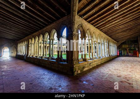 Die Stiftskirche und der Kreuzgang von Saint Emillion sind ein romanisches Denkmal. Neue Aquitaine. Frankreich. Stockfoto