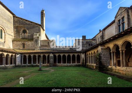 Die Stiftskirche und der Kreuzgang von Saint Emillion sind ein romanisches Denkmal. Neue Aquitaine. Frankreich. Stockfoto