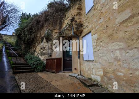 Ein Haus, das in einer Höhle im mittelalterlichen Dorf Saint Emilion, einem UNESCO-Weltkulturerbe, erbaut wurde. Frankreich. Stockfoto