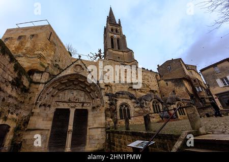 Die monolithische Kirche Saint Emilion wurde im zwölften Jahrhundert teilweise in einer Höhle errichtet. Es ist ein UNESCO-Weltkulturerbe. Frankreich. Stockfoto