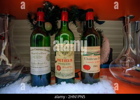 Petrus und Cheval Blanc, einige der teuersten Weine aus Saint Emilion in der Region Bordeaux. Frankreich. Stockfoto