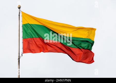 Litauen winkt am Himmel und ist ein baltischer Staat in Europa Stockfoto