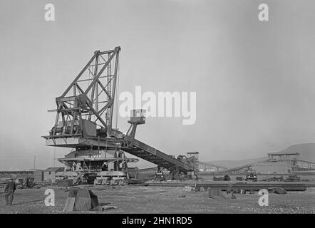 Ein Blick auf riesige Maschinen, mit denen Kohle und Koks in der Port Talbot Steelworks transportiert wurden, einem integrierten Stahlwerk in Port Talbot, West Glamorgan, Wales, Großbritannien, um 1970. Der ständige Bedarf an massiven Brennstoffen für die Öfen bedeutete, dass in den Werken riesige Teile von Förderbandausrüstung benötigt wurden – ein Foto aus den 1960er/70er Jahren. Stockfoto