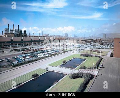 Ein Blick auf das Port Talbot Steelworks, ein integriertes Stahlproduktionswerk in Port Talbot, West Glamorgan, Wales, UK c. 1960. Der Blick hier ist auf das Zentrum der massiven Arbeiten, die nach Norden schauen, mit der Grange Road im Vordergrund. Der Standort in Margam besteht aus einer Reihe von Werken auf einem großen Gelände, das seit 1901 entwickelt wurde. Dieses Bild stammt aus einer Vintage-Farbtransparenz – einem Vintage-Foto aus dem Jahr 1950s/60s. Stockfoto