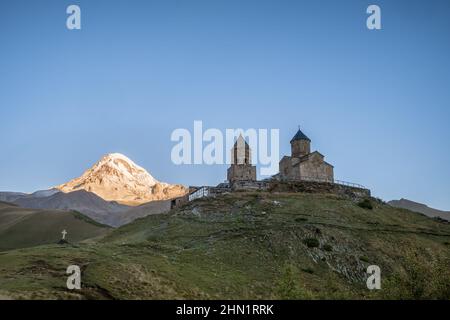 Gergeti Trinity Kirche in Stepantsminda mit majestätischem Berg Kazbegi im Hintergrund, Georgien Stockfoto