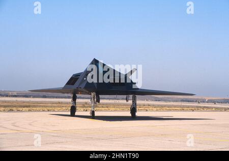 F-117A Stealth-Jagdtaxis bei MCAS Miramar, San Diego, Kalifornien Stockfoto