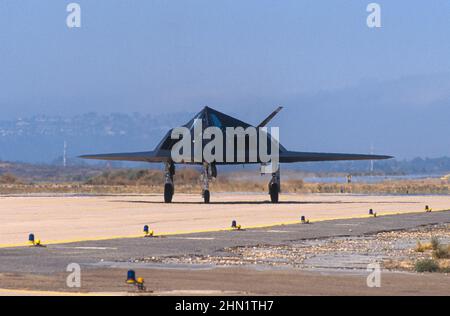 F-117A Stealth-Jagdtaxis bei MCAS Miramar, San Diego, Kalifornien Stockfoto