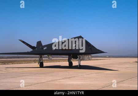 F-117A Stealth-Jagdtaxis bei MCAS Miramar, San Diego, Kalifornien Stockfoto