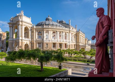 Bau des Opern- und Balletttheaters und der Statue aus der sowjetzeit in Odessa, Ukraine Stockfoto