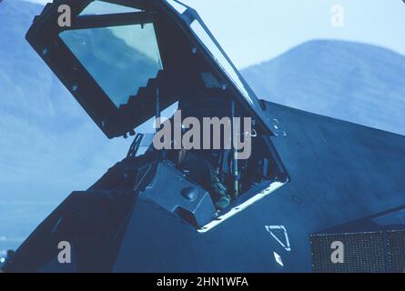 Pilot im Cockpit des F-117A Stealth-Kämpfers, erstes öffentliches Debüt des Jet, Nellis Air Force Base, Nevada. Stockfoto