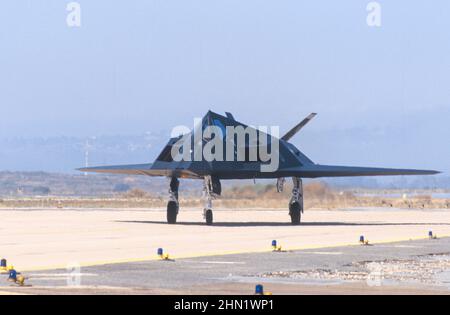 F-117A Stealth-Jagdtaxis bei MCAS Miramar, San Diego, Kalifornien Stockfoto