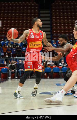 Mailand, Italien. 13th. Februar 2022. Tyler Larson (Carpegna Pesaro) während der AX Armani Exchange Milano gegen Carpegna Prosciutto Pesaro, Italienische Basketball A Serie Championship in Mailand, Italien, Februar 13 2022 Quelle: Independent Photo Agency/Alamy Live News Stockfoto