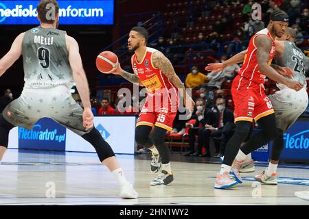 Mailand, Italien. 13th. Februar 2022. Tyler Larson (Carpegna Pesaro) während der AX Armani Exchange Milano gegen Carpegna Prosciutto Pesaro, Italienische Basketball A Serie Championship in Mailand, Italien, Februar 13 2022 Quelle: Independent Photo Agency/Alamy Live News Stockfoto