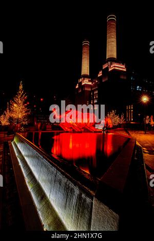 Das Kraftwerk Battersea zeigt im Rahmen der Lichtshow 20221/2022 digitale Origami-Tiger von LAVA (Laboratory for Visionary Architecture) Stockfoto