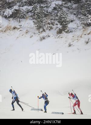 Zhangjiakou, Chinas Provinz Hebei. 13th. Februar 2022. Athleten treten während der Biathlon Frauen 10km Verfolgung im National Biathlon Center in Zhangjiakou, nordchinesische Provinz Hebei, am 13. Februar 2022 an. Quelle: Peng Ziyang/Xinhua/Alamy Live News Stockfoto