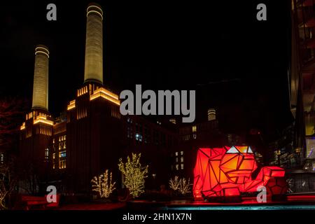 Das Kraftwerk Battersea zeigt im Rahmen der Lichtshow 20221/2022 digitale Origami-Tiger von LAVA (Laboratory for Visionary Architecture) Stockfoto