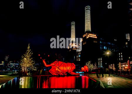 Das Kraftwerk Battersea zeigt im Rahmen der Lichtshow 20221/2022 digitale Origami-Tiger von LAVA (Laboratory for Visionary Architecture) Stockfoto