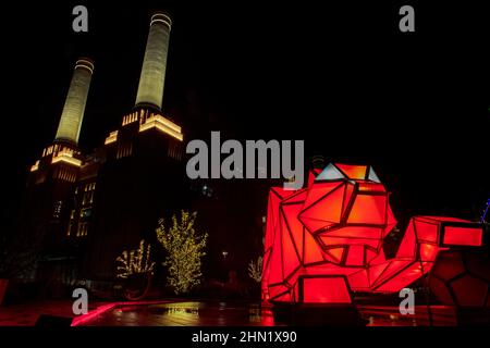 Das Kraftwerk Battersea zeigt im Rahmen der Lichtshow 20221/2022 digitale Origami-Tiger von LAVA (Laboratory for Visionary Architecture) Stockfoto