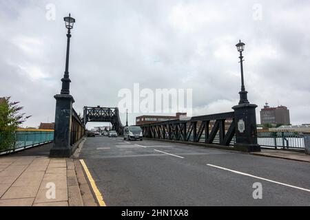 Verkehr auf der Corporation Bridge, einer Scherzer Rolllift-Bascule-Brücke über das Old Dock (Alexandra Dock) in Grimsby, North East Lincolnshire, Großbritannien. Stockfoto